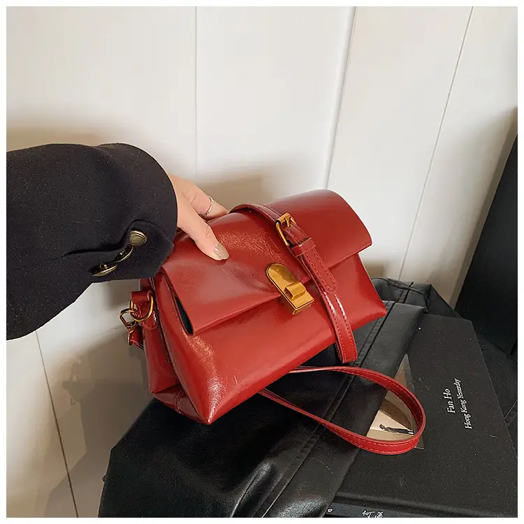 Red Vintage Ladies Shoulder Bag with Gold Plated Clasp — feature 35