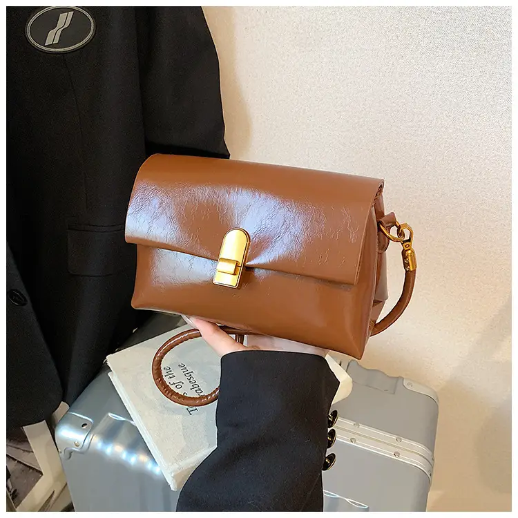 Red Vintage Ladies Shoulder Bag with Gold Plated Clasp — feature 38