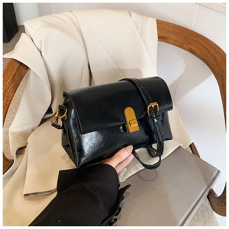 Red Vintage Ladies Shoulder Bag with Gold Plated Clasp — feature 40