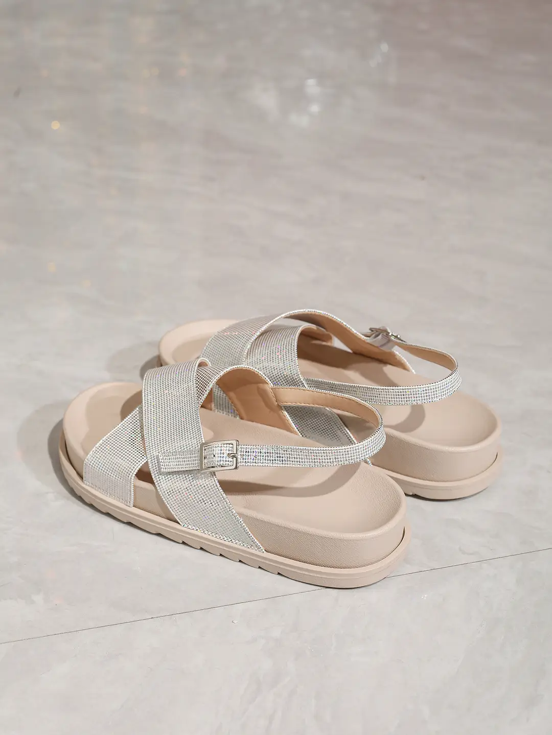 Slip-On Slippers for Indoor and Outdoor Wear, Cross-Tied Buckle Flat Shoes, Double-Layer Ivory White Flat Casual Versatile Shoes — feature 4