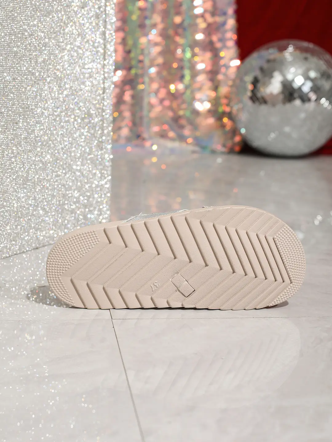 Slip-On Slippers for Indoor and Outdoor Wear, Cross-Tied Buckle Flat Shoes, Double-Layer Ivory White Flat Casual Versatile Shoes — feature 5