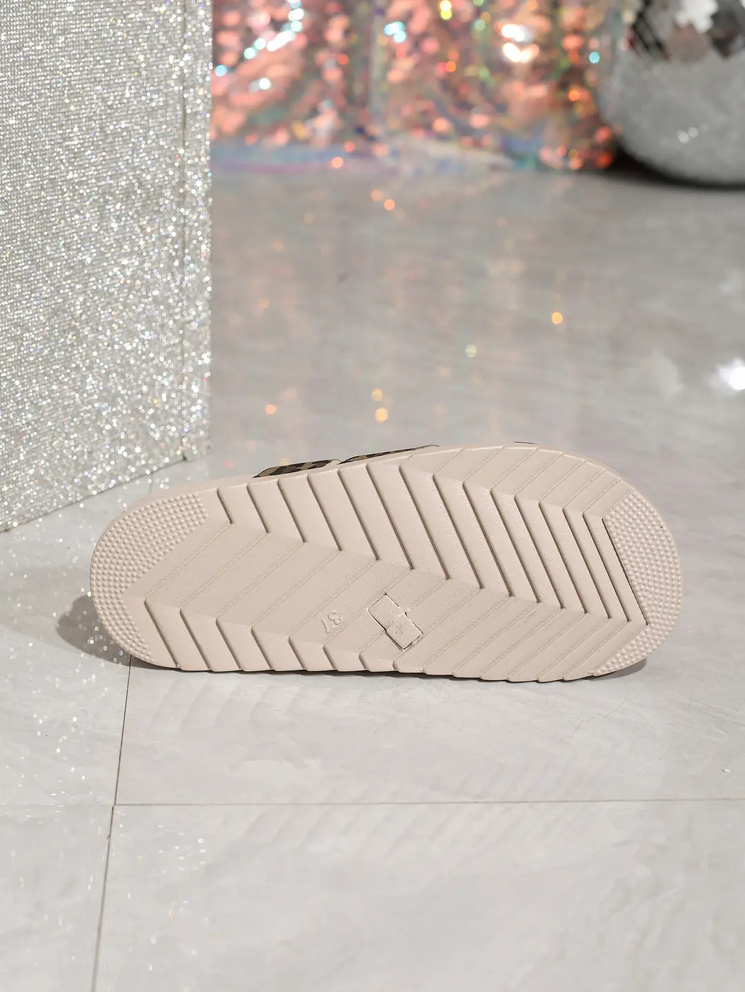 Slip-On Slippers for Home and Outdoor Wear, Black Cross-Strap Flat Shoes, Simple Double-Layer Ivory White Flat Shoes, New Summer Style — feature 5