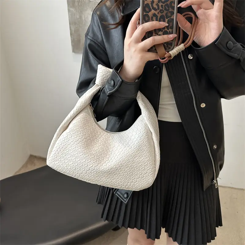 Retro Woven Diamond Handbag for Women - Image 6