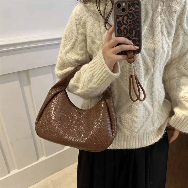 Retro Woven Diamond Handbag for Women - Image 7