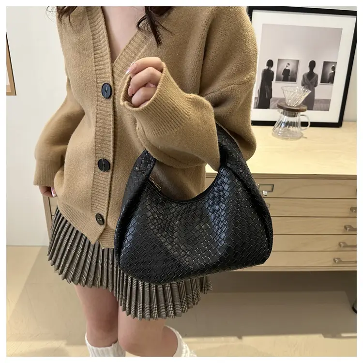 Retro Woven Diamond Handbag for Women — feature 10