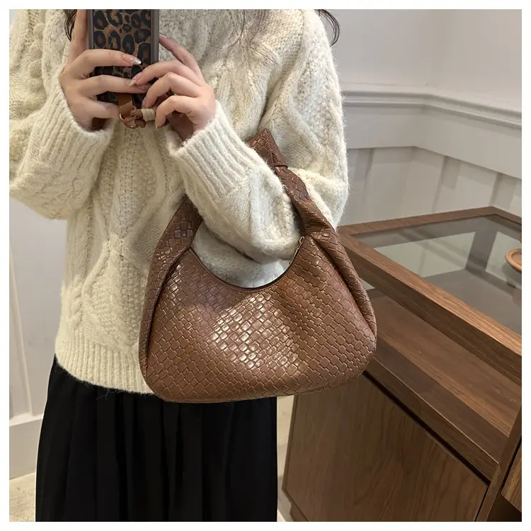 Retro Woven Diamond Handbag for Women — feature 16