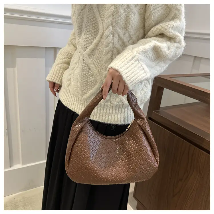 Retro Woven Diamond Handbag for Women — feature 17