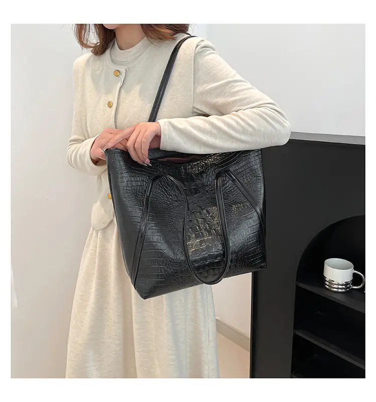 Textured Black Underarm Bag Women 2025 New Commute — feature 10