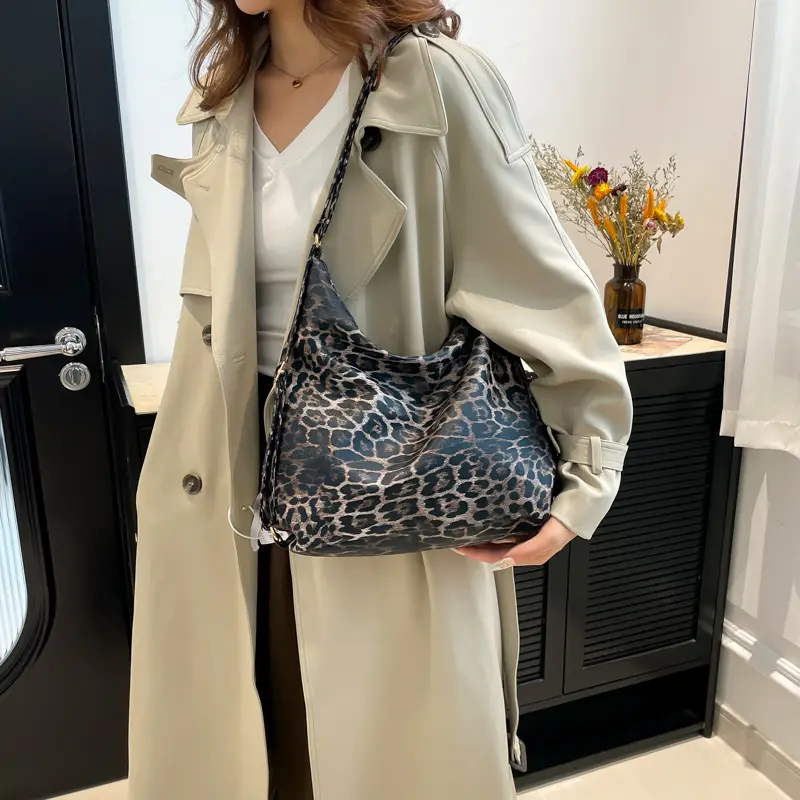 Leopard Print Women's Large Capacity Tote Bag - Image 5