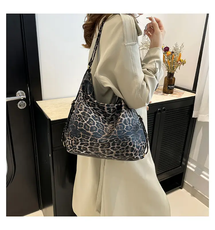 Leopard Print Women's Large Capacity Tote Bag — feature 16