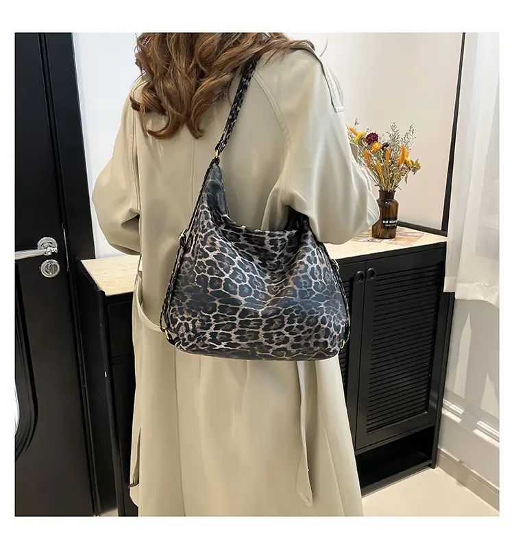 Leopard Print Women's Large Capacity Tote Bag — feature 17