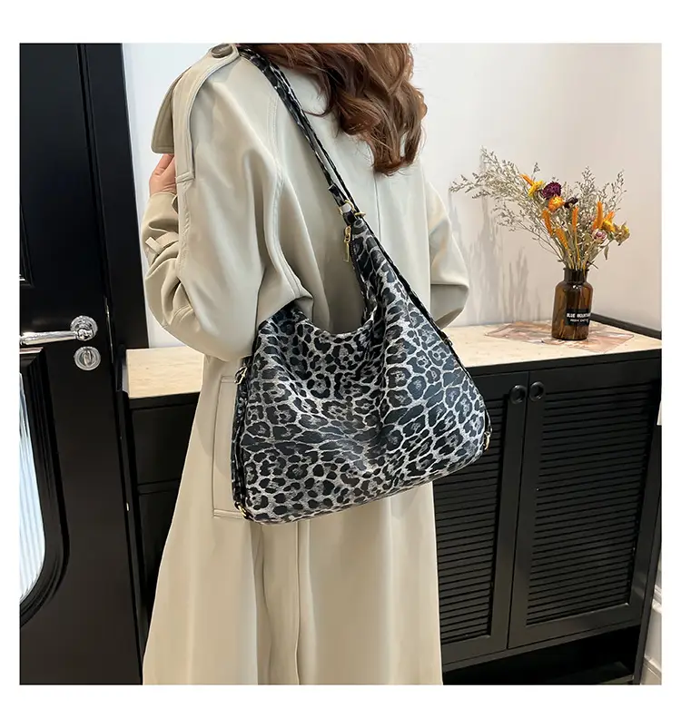 Leopard Print Women's Large Capacity Tote Bag — feature 23