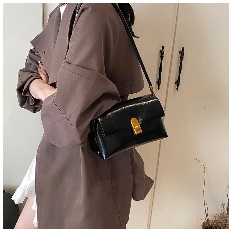 Women's Brown Leather Shoulder Bag with Gold Clasp — feature 15