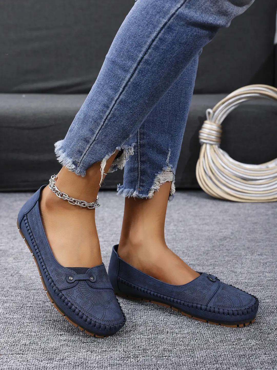 Large Size Popular Foreign Trade Stitched Laser Women's Flats Loafers Foreign Trade Cross-Border E-Commerce Supply Retro — feature 12