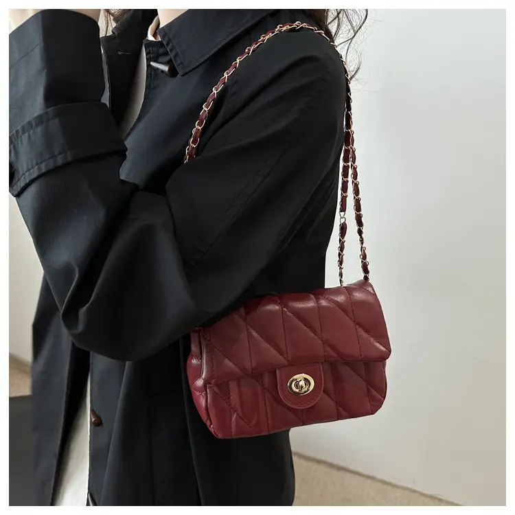 Retro Rhombic Chain Shoulder Bag Maroon 2024 — feature 10
