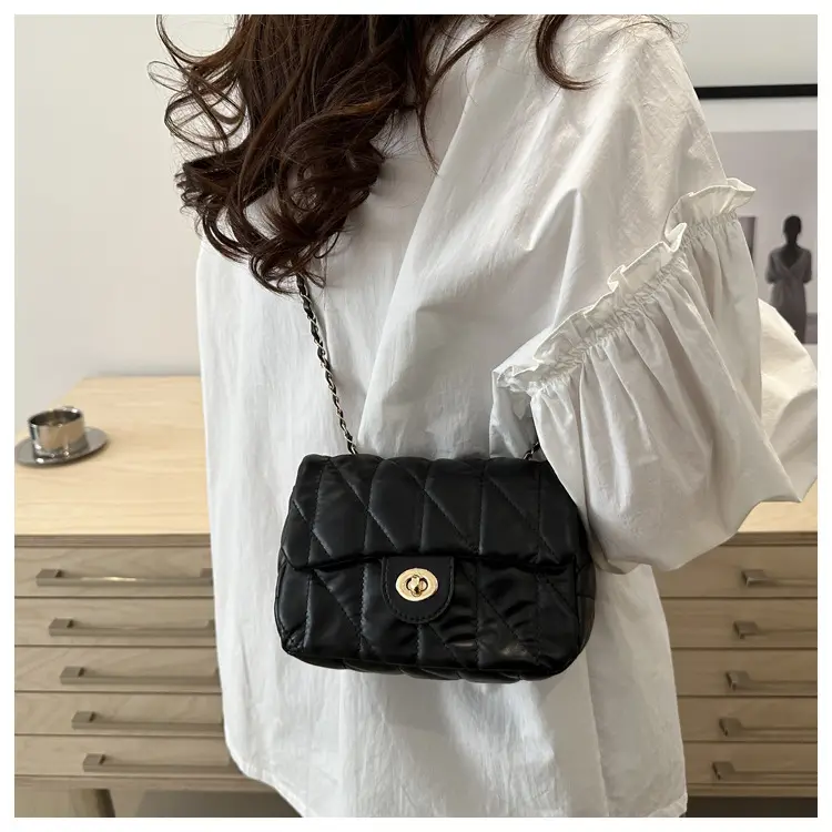 Retro Rhombic Chain Shoulder Bag Maroon 2024 — feature 16