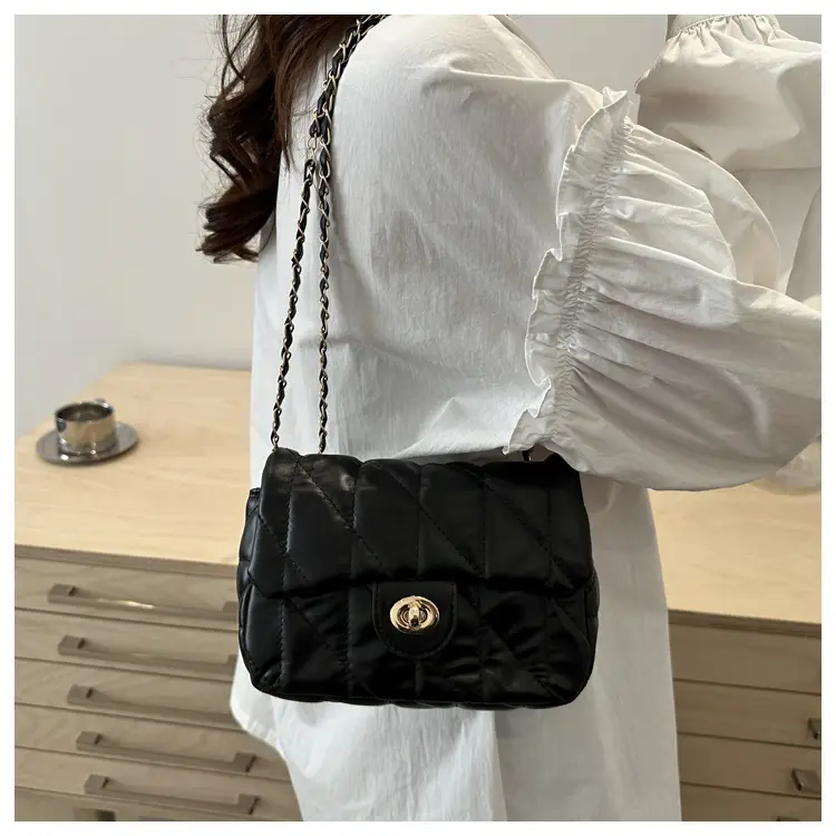 Retro Rhombic Chain Shoulder Bag Maroon 2024 — feature 17