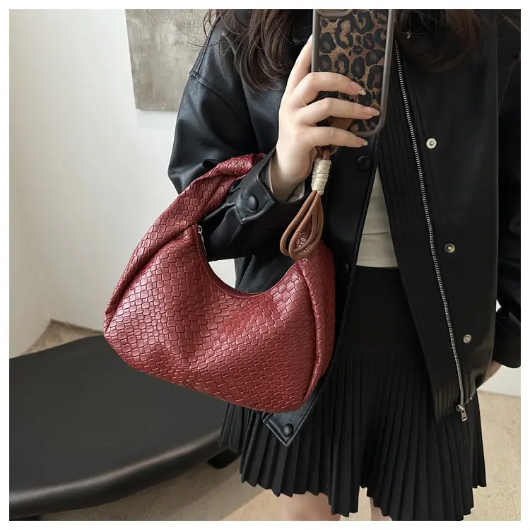 Retro Woven Diamond Bag for Women Large Capacity Casual Shoulder Bag — feature 12