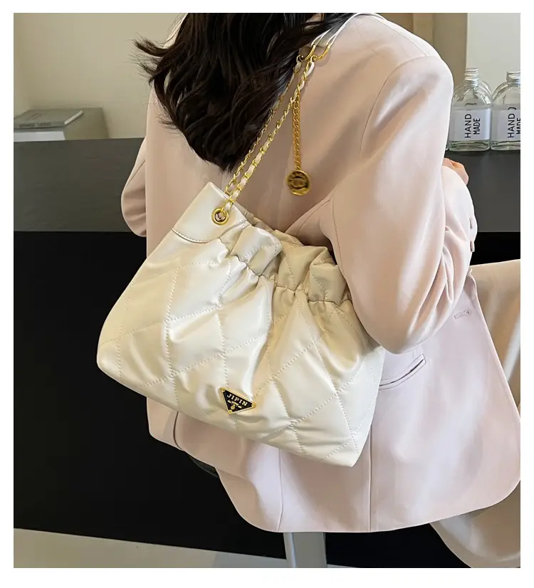 White Chain Tote Bag for Women 2026 — feature 1