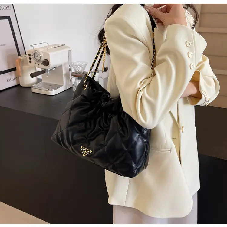 White Chain Tote Bag for Women 2026 — feature 10