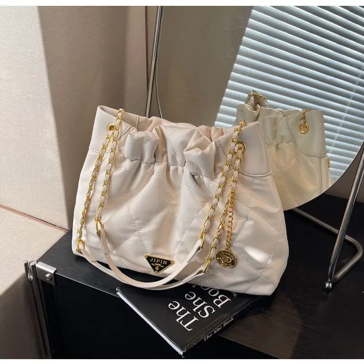 White Chain Tote Bag for Women 2026 — feature 7