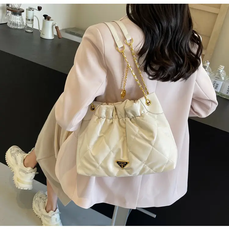 White Chain Tote Bag for Women 2026 — feature 9