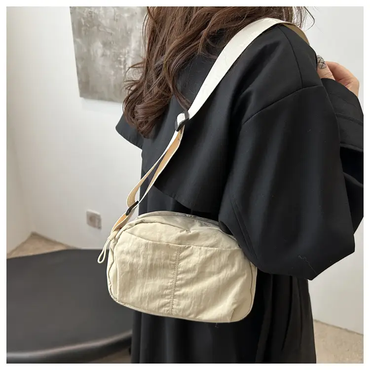 Black Casual Shoulder Bag for Men Women Lightweight Travel — feature 12