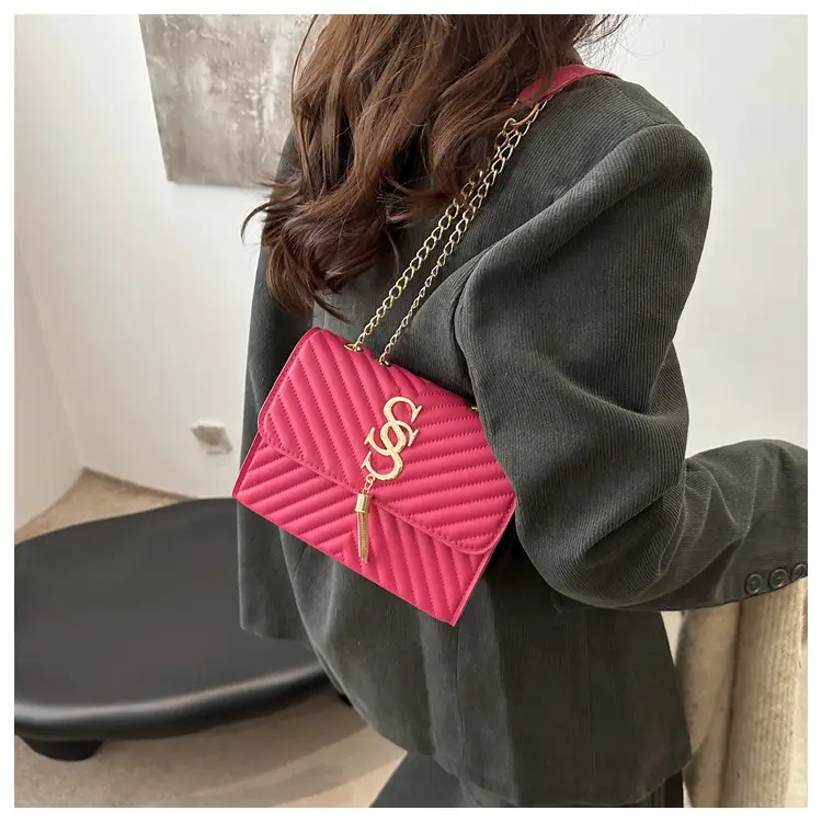 Black Gold Chain Shoulder Bag for Women 2024 — feature 10