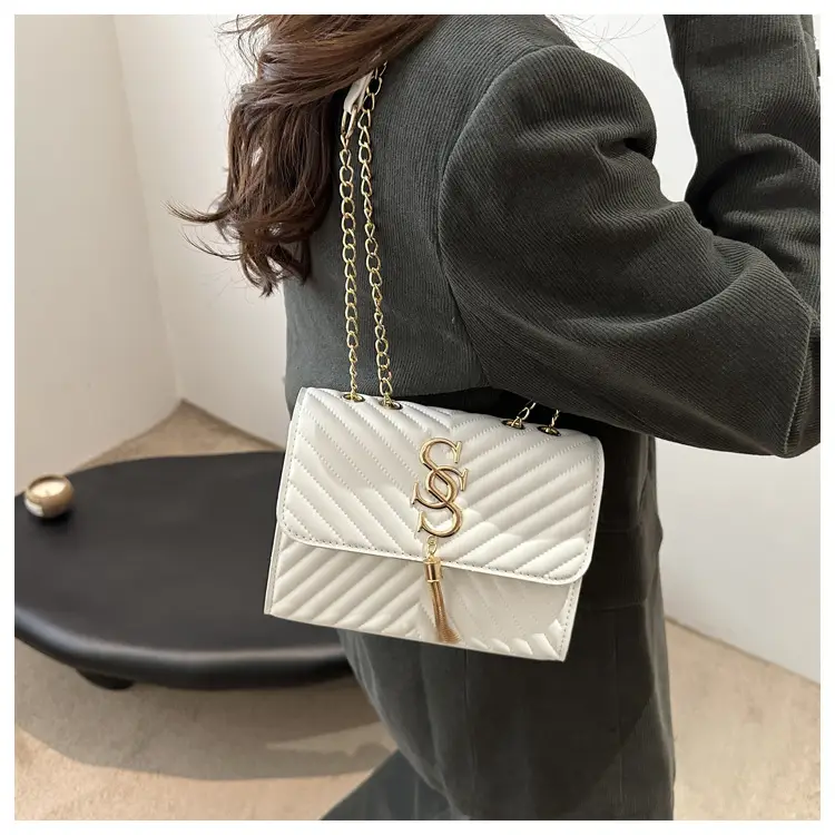 Black Gold Chain Shoulder Bag for Women 2024 — feature 8