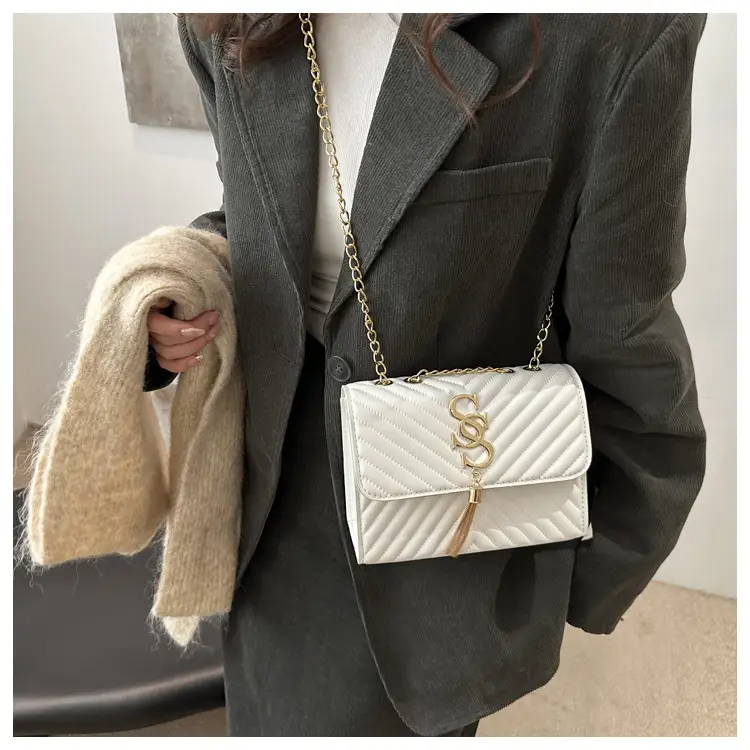 Black Gold Chain Shoulder Bag for Women 2024 — feature 9