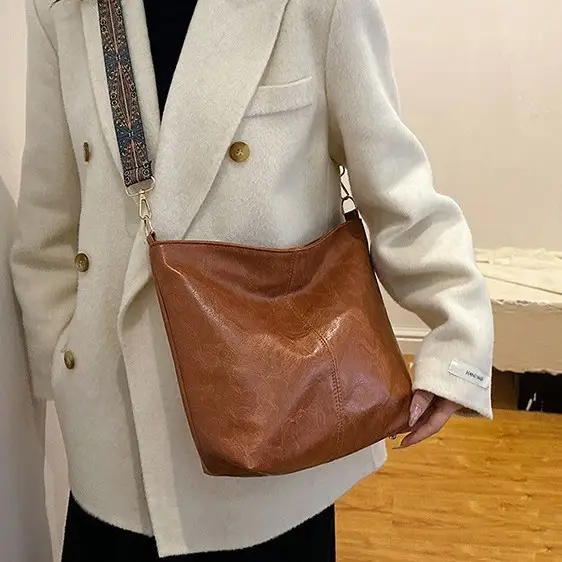 Wide Shoulder Strap Casual Commuting Bucket Bag Large Capacity - Image 9