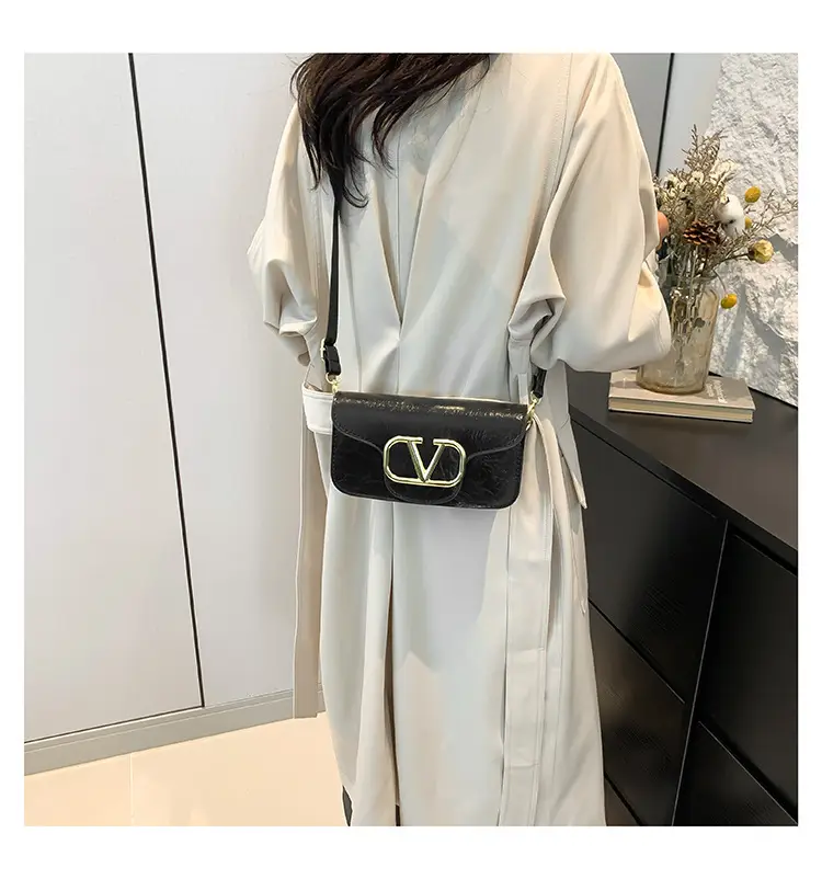 Silver V-Logo Shoulder Bag for Women 2024 — feature 31