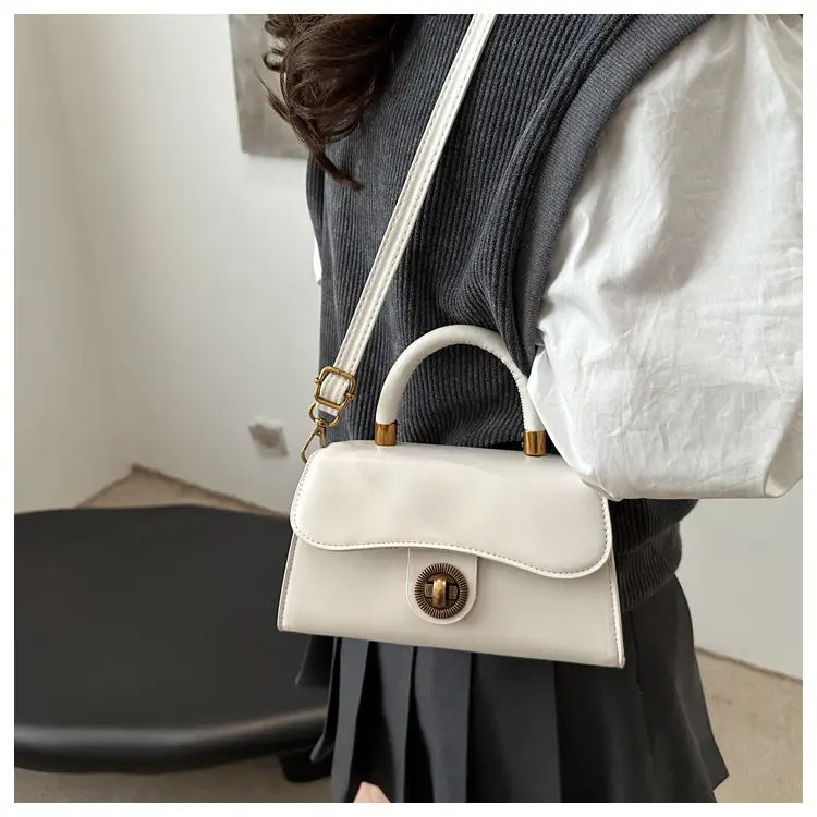 Black French Commuter Shoulder Bag 2025 Winter New — feature 10