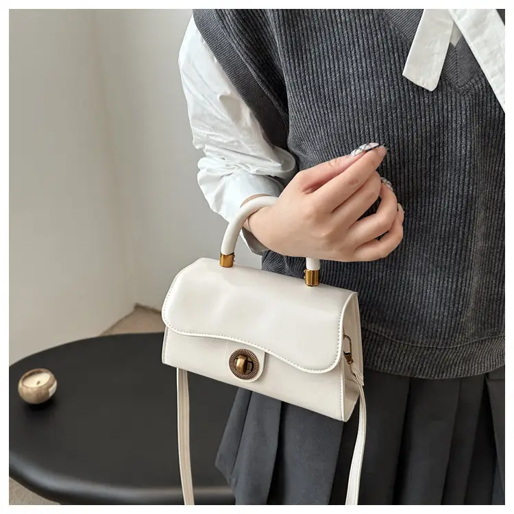 Black French Commuter Shoulder Bag 2025 Winter New — feature 9