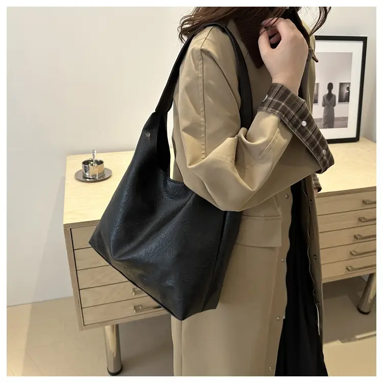 Black Leather Shoulder Bag Large Capacity Lazy Style — feature 17