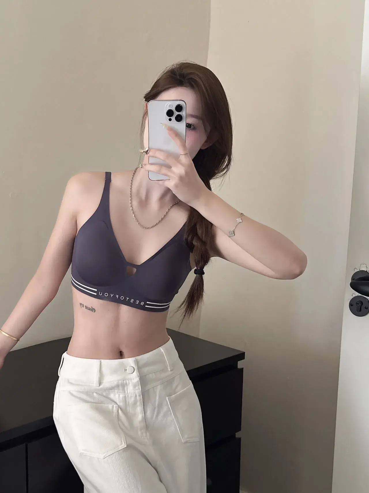 White Traceless Anti-Sagging Sports Bra for Small Chest — feature 3