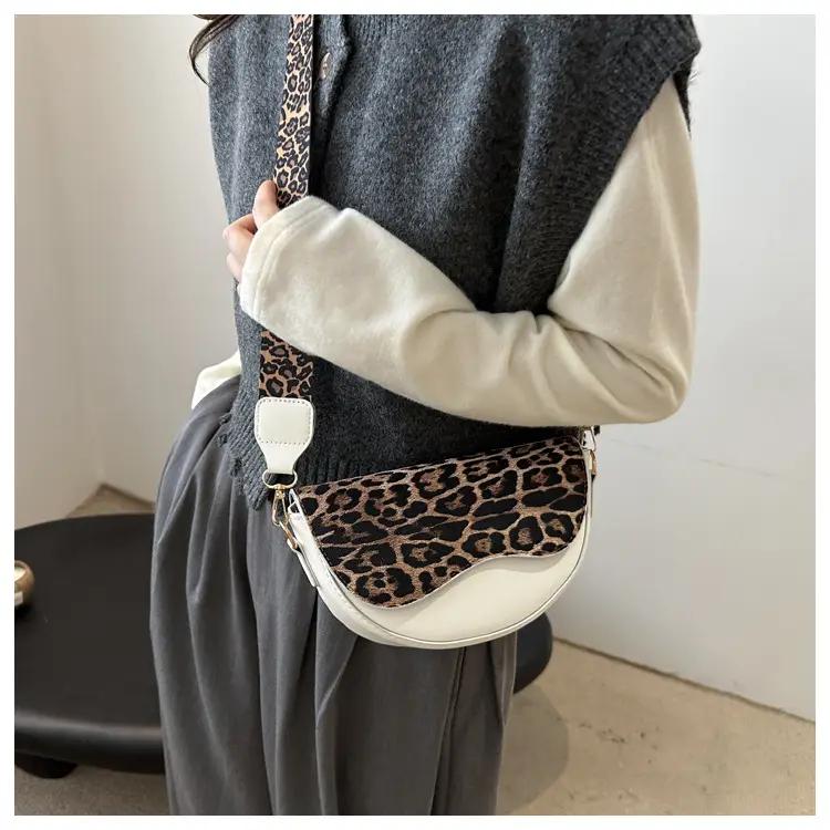 Women Leopard Print Crossbody Bag Large Capacity — feature 9