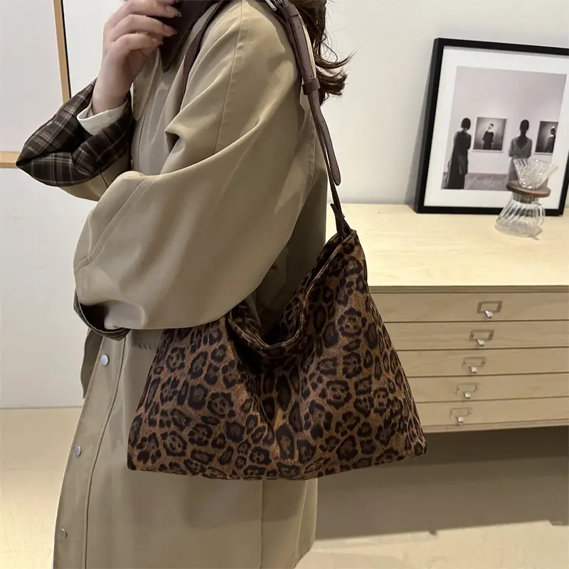 Women Leopard Print Large Capacity Shoulder Bag - Image 5