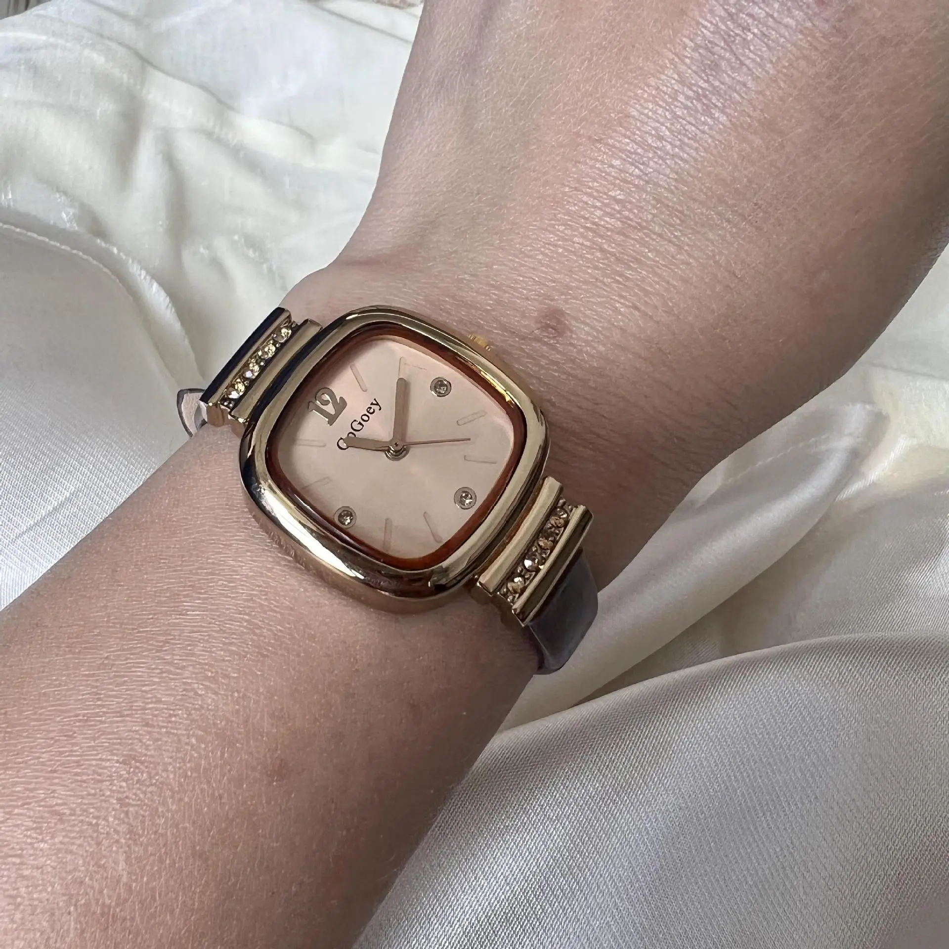 Retro Square Quartz Watch Black Strap for Women - Image 2