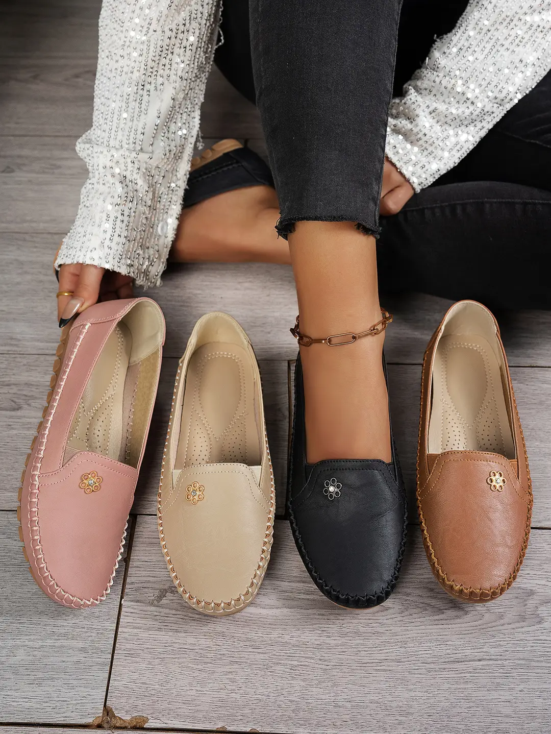 Large Size Popular Foreign Trade Stitched Laser Women's Flats Loafers Foreign Trade Cross-Border E-Commerce Supply Versatile — feature 1