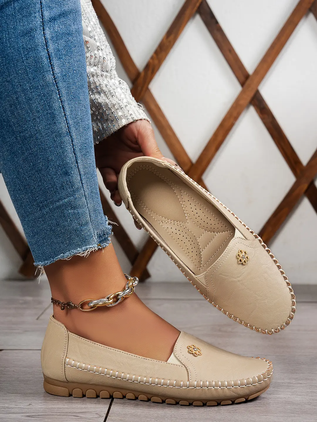 Large Size Popular Foreign Trade Stitched Laser Women's Flats Loafers Foreign Trade Cross-Border E-Commerce Supply Versatile — feature 2