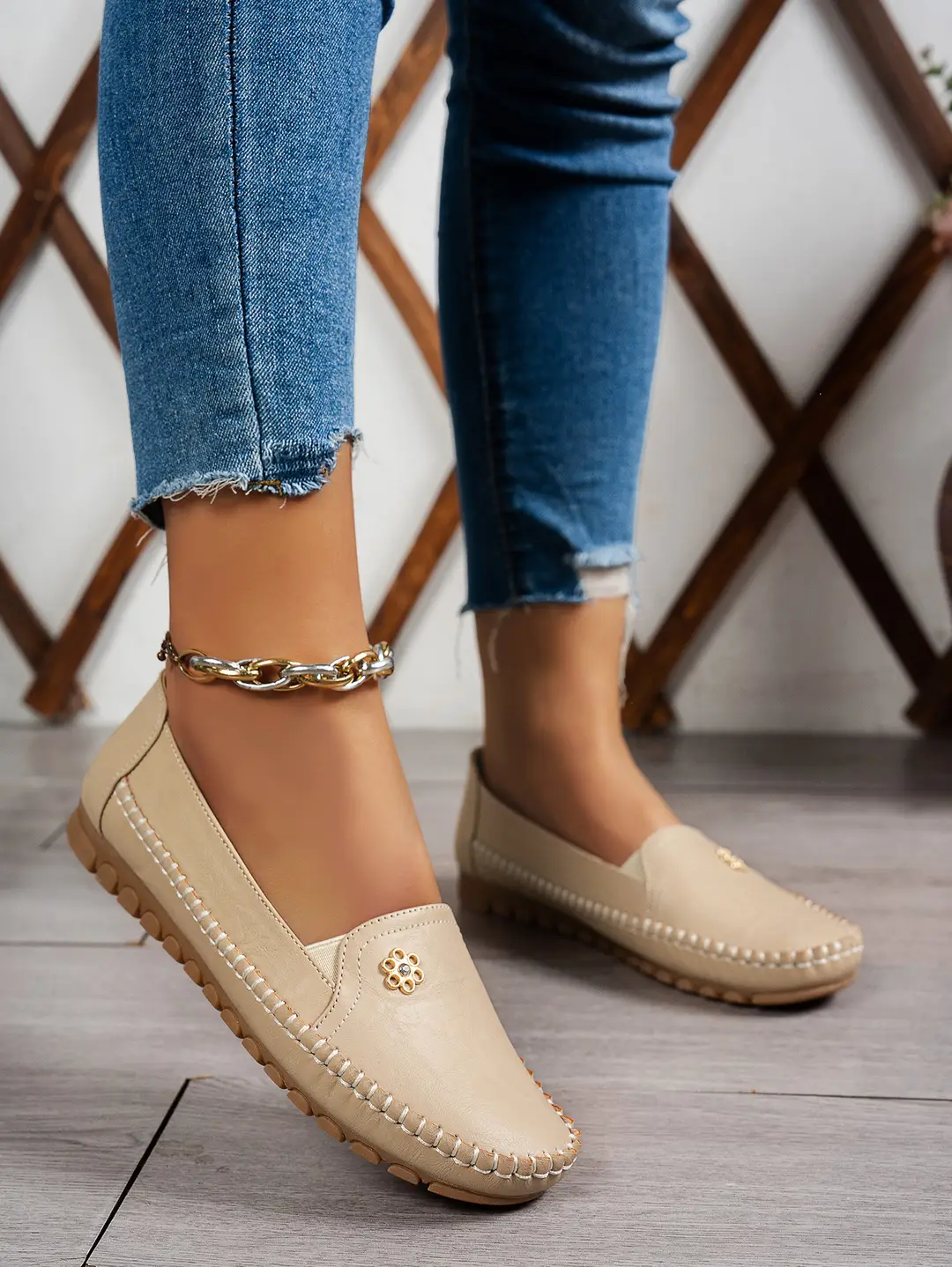 Large Size Popular Foreign Trade Stitched Laser Women's Flats Loafers Foreign Trade Cross-Border E-Commerce Supply Versatile — feature 5