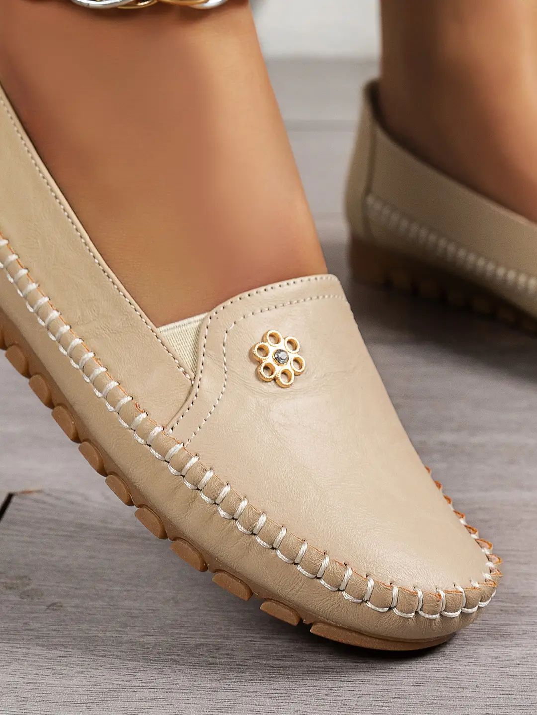 Large Size Popular Foreign Trade Stitched Laser Women's Flats Loafers Foreign Trade Cross-Border E-Commerce Supply Versatile — feature 7