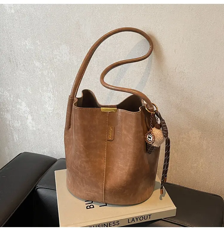 Vintage Brown Leather Bucket Bag with Chain Strap — feature 33