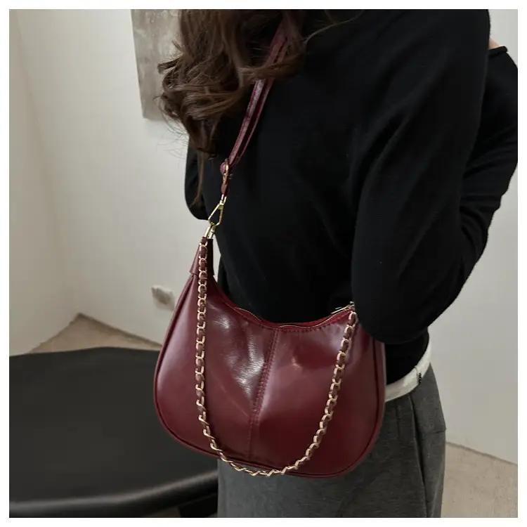 Black Retro Chain Shoulder Bag 2025 — feature 11