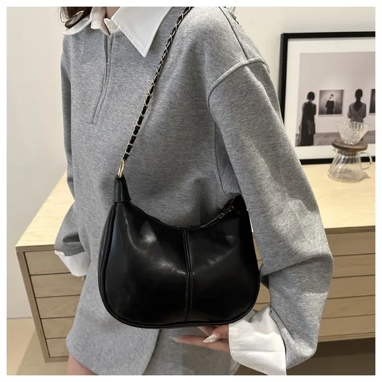Black Retro Chain Shoulder Bag 2025 — feature 17