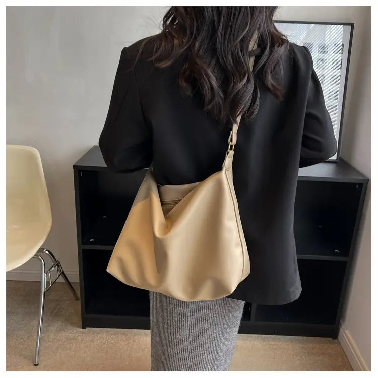 2024 Women's Large Capacity Crossbody Bag Black Leather — feature 11