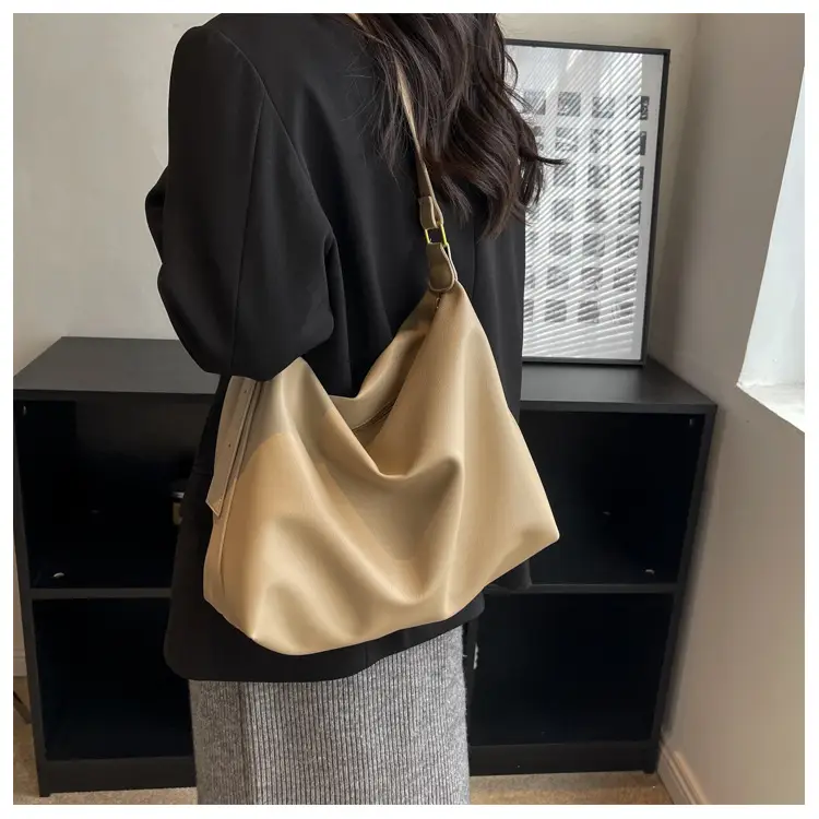 2024 Women's Large Capacity Crossbody Bag Black Leather — feature 12