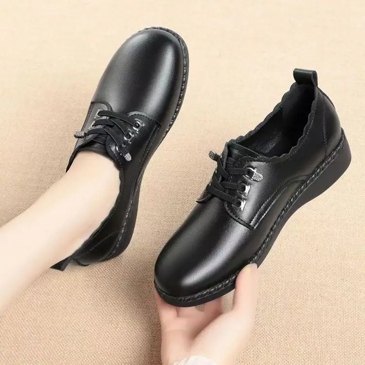 Women's Shoes for Mother Spring Soft Leather 2025 Shoes for Middle-aged and Elderly Flat Non-slip Comfortable Women's Small Leather Shoes for Work - Image 5