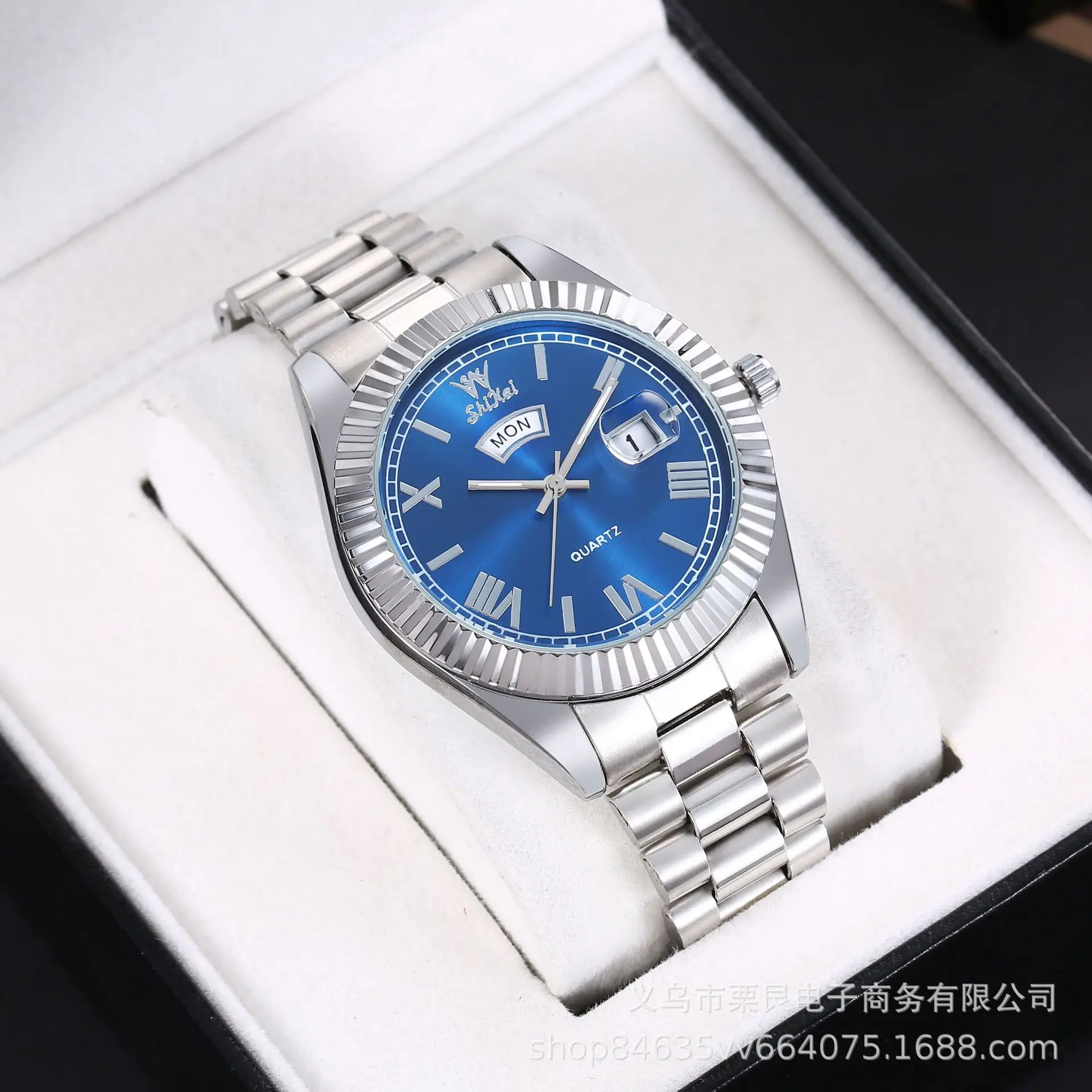 Men's Gold Water Resistant Log Style Watch - Image 4